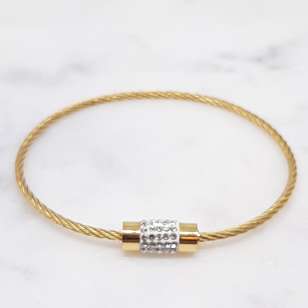Bracelet cable en acier inoxydable doré et fermoir orné de diamants
