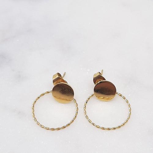 Boucles d'oreilles composées d'un anneau avec une médaille couleur dorée