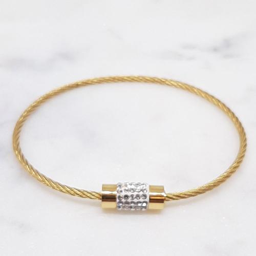 Bracelet cable en acier doré inoxydable et fermoir orné de diamants