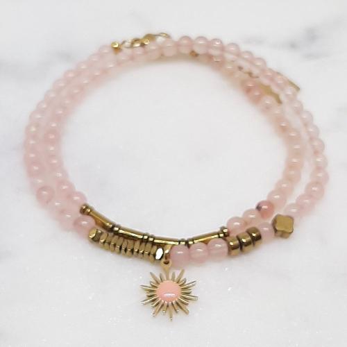 Bracelet double tour en quartz rose s'assortira à toutes vos tenues branchées et estivales.