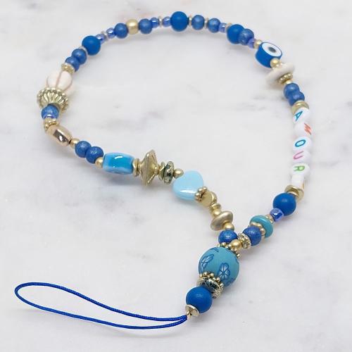 Bracelet téléphone de la marque MILË MILA orné de perles en résine bleu et blanc