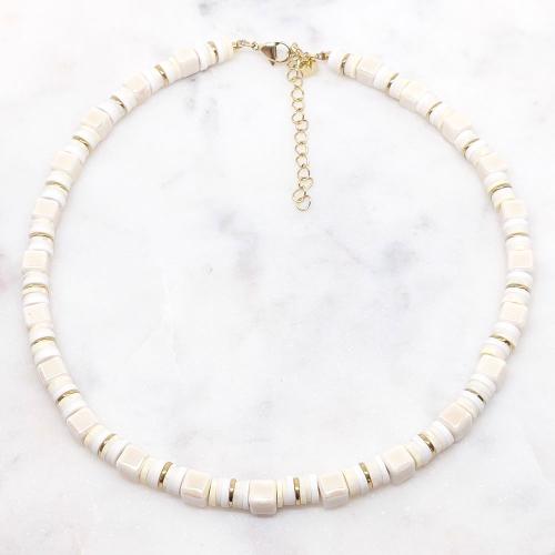 Bohm Paris Collier avec perles carrées en céramique blanc et coquillages avec chaîne en acier inoxydable
