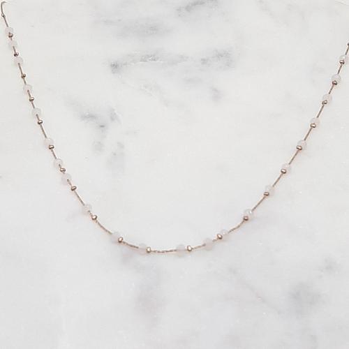 Collier ras de cou en acier inoxydable composé d'une chaine couleur or rose ornée de perles blanches