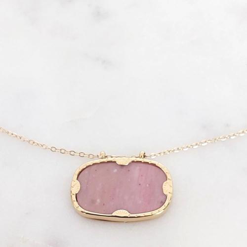 Collier rectangulaire Bohm en rhodonite couleur rose serti d'une pierre naturelle posée sur un anneau aux 4 griffes en forme coquillée