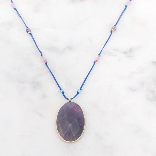 Collier en fil bleu avec des perles type sautoir orné d'une pierre violette facettée